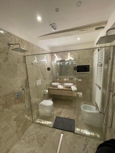 パルマにあるLuxury 2 al duomo di parmaのシャワー、洗面台、トイレ付きのバスルーム