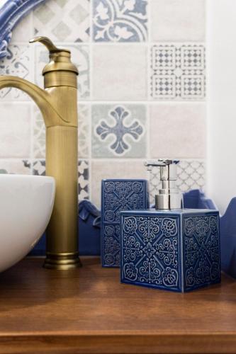 a bathroom counter with a sink and a faucet at Lugar do Ourives Boutique Hotel in Febres