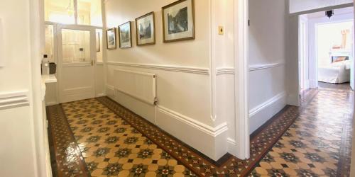 un pasillo con suelo a cuadros en una casa en Portman Lodge, en Blandford Forum