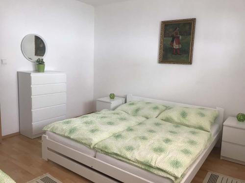 um quarto branco com uma cama e um espelho em Chalupa ve Sněžném em Sněžné