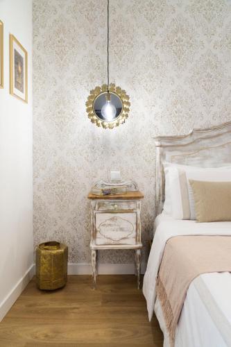 a bedroom with a bed and a side table at Lugar do Ourives Boutique Hotel in Febres