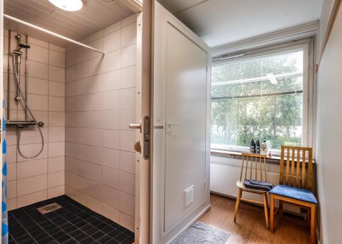 Ruovesi的住宿－Vinsanvilla Bed and Breakfast，带淋浴的浴室和窗户。