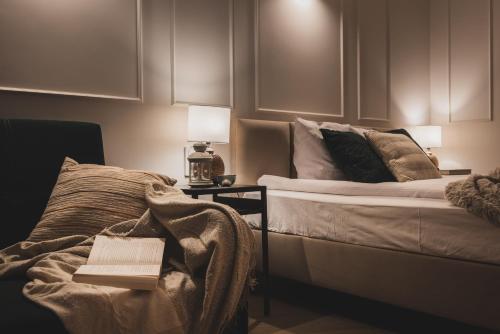 Кровать или кровати в номере Atrium - Old Town Luxury Apartments
