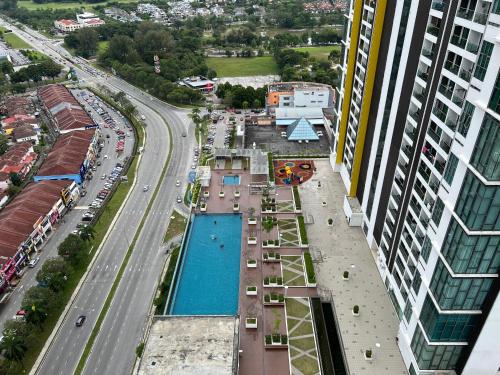 een uitzicht over een zwembad in een stad bij Bangi Evo Luxury Suite in Bandar Baru Bangi
