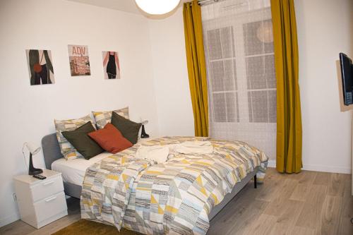 una camera con letto e finestra di Superbe appartement entre Paris et Disneyland a Gagny