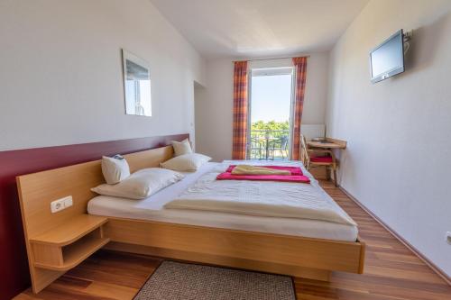 Un pat sau paturi într-o cameră la Gästehaus Kleeberger
