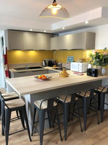 une cuisine avec une grande table et des chaises. dans l'établissement Abbaye aux hommes, un charmant cocon pour 2,3 ou 4!, à Caen