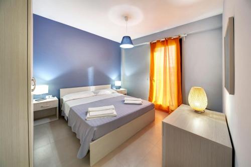 プンタ・セッカにあるBilocale a 2 passi dal mare di Montalbanoの青いベッドルーム(ベッド1台、椅子付)