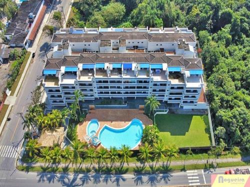 an aerial view of a large building with a swimming pool at Apartamento Duplex pé na areia em Boracéia in Bertioga