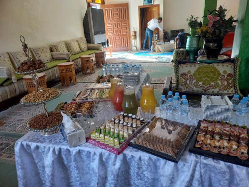 un tavolo con cibo e bevande in cima di Riad Perlamazigh a Zagora