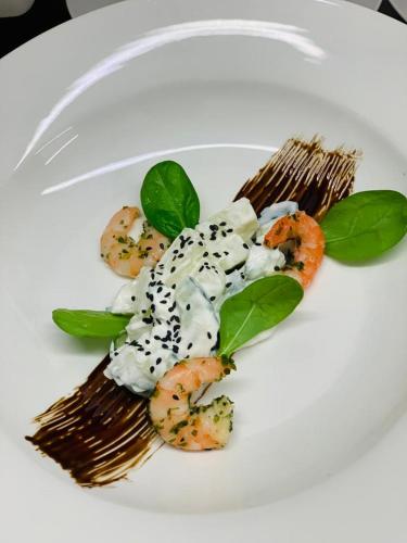ホテルの敷地内または近くでの食事または食べ物