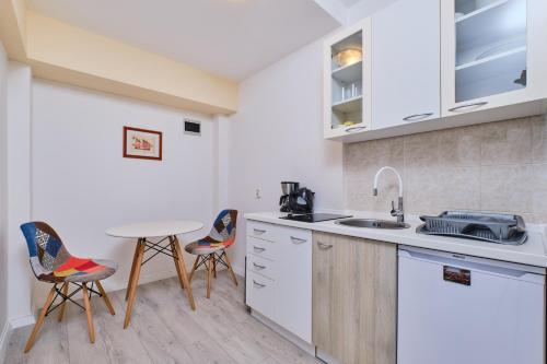 Kuchyň nebo kuchyňský kout v ubytování Appartment Ksenija 2