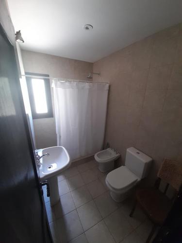 y baño con aseo y lavamanos. en Loft Vistalba en Mendoza
