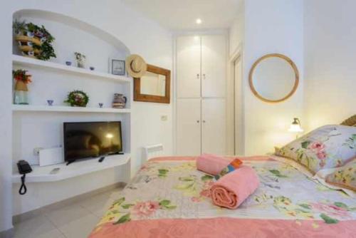 - une chambre avec un lit et une cheminée dans l'établissement CapSaSalBegur137 en Playa Privada Piscina del Mar, à Begur