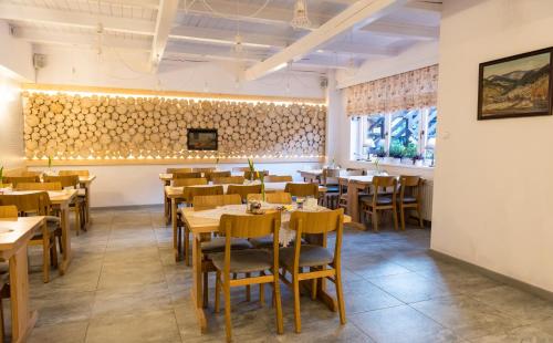 Reštaurácia alebo iné gastronomické zariadenie v ubytovaní Willa Maria i Natasza