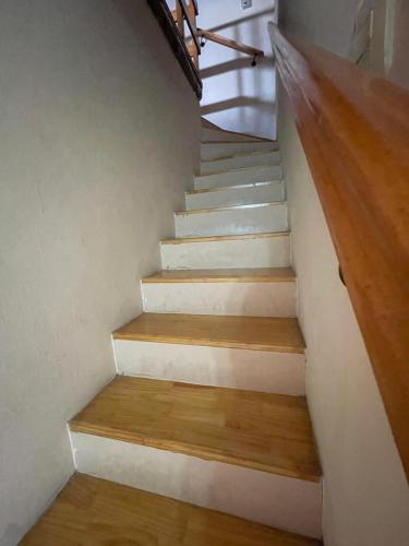 una escalera con pisadas de madera y suelo de madera en Apartamentos La escondida en San Rafael