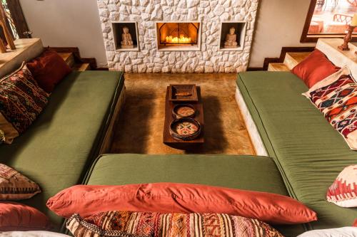 two beds in a room with a tray of food at Casa da Lua Pousada in Alto Paraíso de Goiás
