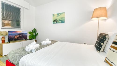 Tempat tidur dalam kamar di Homey AWAY - Centre-ville / Au Calme / Proche des transports pour Genève