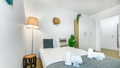 Tempat tidur dalam kamar di Homey AWAY - Centre-ville / Au Calme / Proche des transports pour Genève