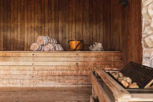 a sauna with towels and a grill in a room at Casa da Lua Pousada in Alto Paraíso de Goiás
