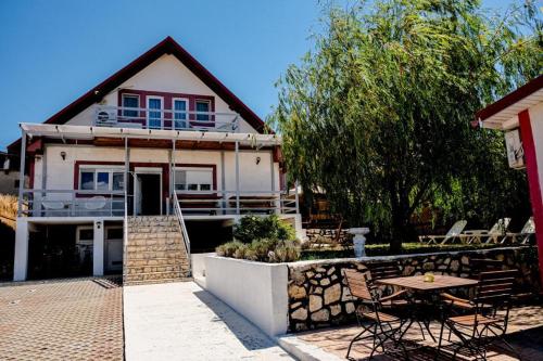 una casa con patio y una mesa frente a ella en Vila Bucuria Corbu, en Corbu