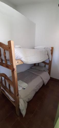 Una cama o camas cuchetas en una habitación  de Departamentos San Rafael Mendoza