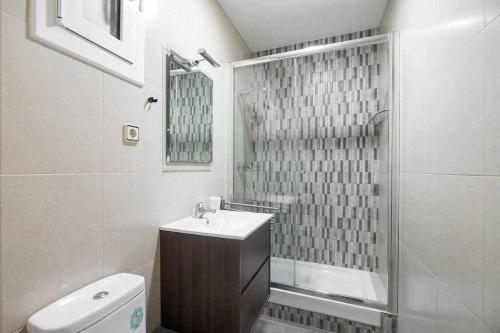 a bathroom with a sink and a shower and a toilet at Consell Cent apartment I 3 dormitorios Eixample in Barcelona