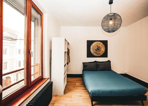 une petite pièce avec un lit et une fenêtre dans l'établissement Appartement Charme Colmar Centre, à Colmar