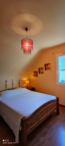 une chambre avec un grand lit dans une pièce dans l'établissement LA ROSE TREMIERE, à Erdeven