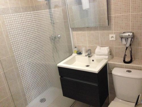 Bilik mandi di Hôtel HAPY