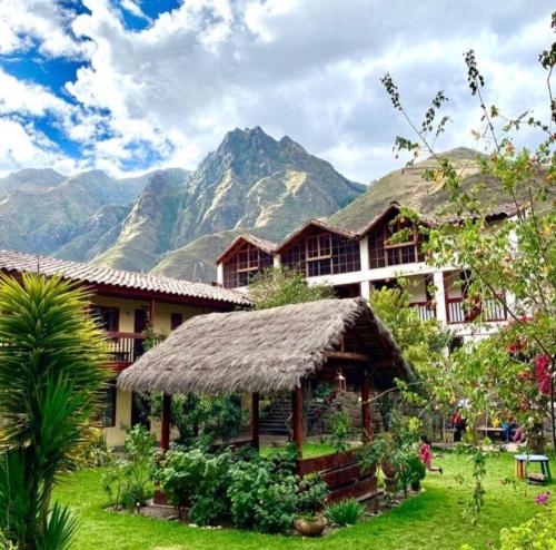 a resort with a mountain in the background at Hospedaje Chaska Pisac in Pisac