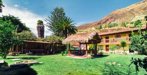 a resort with a large yard with a building at Hospedaje Chaska Pisac in Pisac