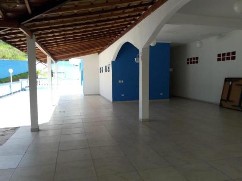 Habitación grande con puertas azules y suelo de baldosa. en Chacara dos sonhos, en São José dos Campos