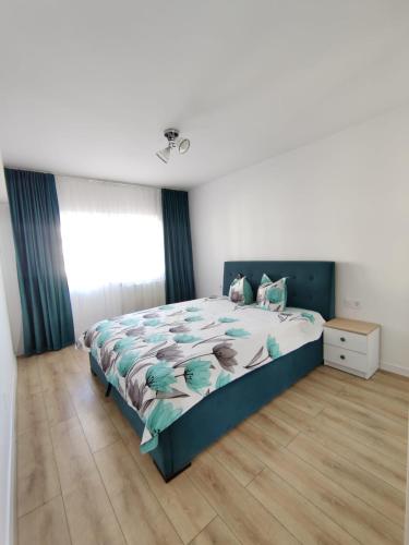 - une chambre avec un lit et du parquet dans l'établissement Ania's Apartment, à Horezu