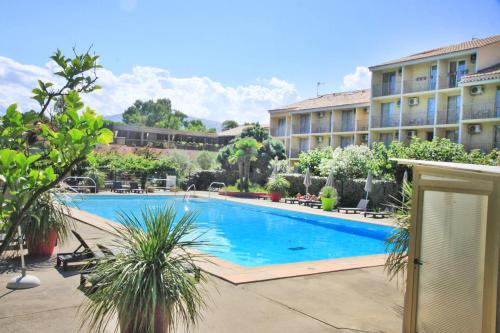 une grande piscine devant un hôtel dans l'établissement Résidence Isola Hotel, à Borgo