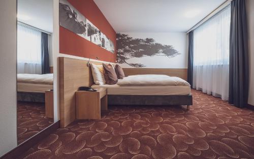 una camera con due letti e una grande finestra di Hotel Ochsen 2 by Mountain Hotels a Davos