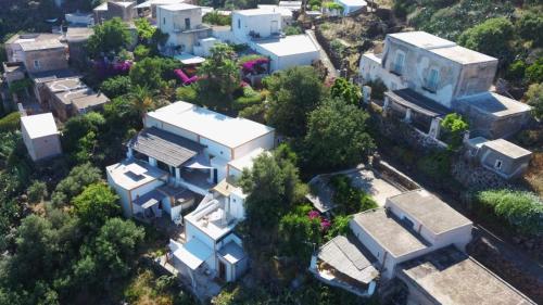 una vista aerea di una città con case bianche di Alicudi Giardino dei Carrubi- al gradino 365 ad Alicudi