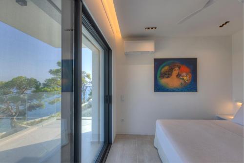 Ένα ή περισσότερα κρεβάτια σε δωμάτιο στο Luxury Villas Skiathos