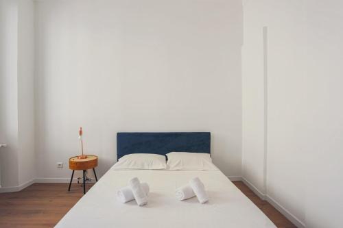 une chambre avec un lit blanc avec deux oreillers dans l'établissement Appartement Palme d'Or - Welkeys, à Cannes