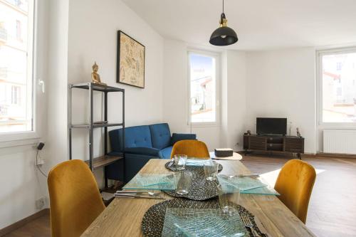 une salle à manger avec une table et des chaises en bois dans l'établissement Appartement Palme d'Or - Welkeys, à Cannes