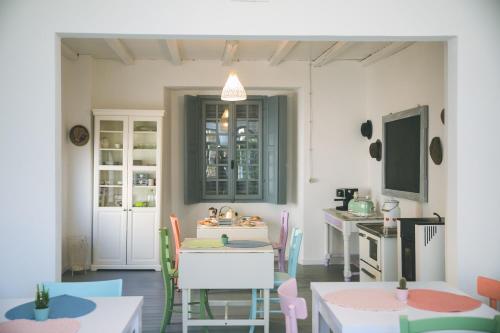 uma cozinha e sala de jantar com mesa e cadeiras em B&B il Cappellaio di Erika em Brovello-Carpugnino