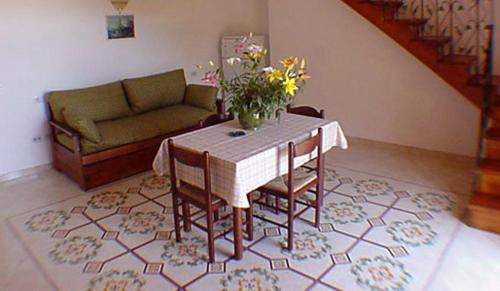 sala de estar con mesa y sofá en Ludovica Tipo C, en Positano
