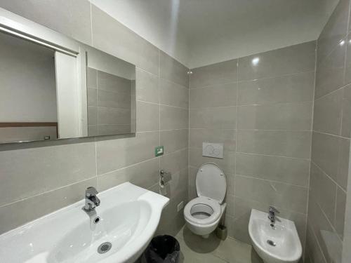 y baño con lavabo, aseo y espejo. en Hotel 26, en Milán