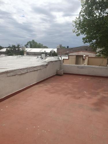 un estacionamiento vacío con un parque de patinaje en el fondo en Verde Parra en Godoy Cruz