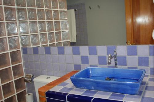 a bathroom with a blue sink and a toilet at Apartamentos Las Clacas in Playa Blanca