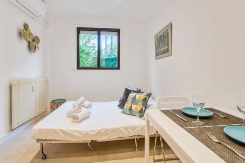 un salon avec une table et un canapé dans l'établissement Studio Lys - Welkeys, à Cannes