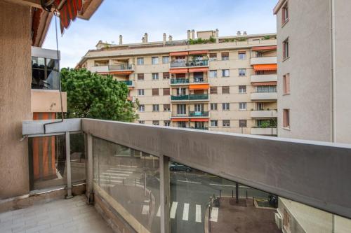 un balcon avec vue sur un immeuble dans l'établissement Appartement Antoinette - Welkeys, à Antibes