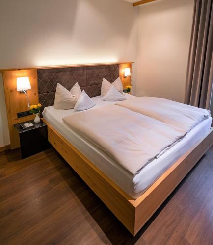 Postel nebo postele na pokoji v ubytování Parkhotel Traunstein