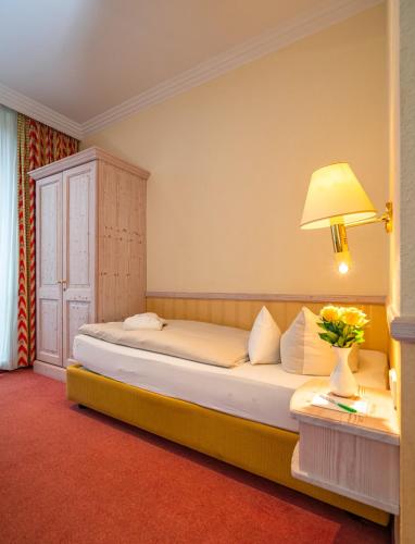 Postel nebo postele na pokoji v ubytování Parkhotel Traunstein