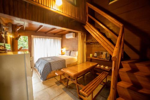 1 dormitorio con 1 cama y 1 mesa en una habitación en Cottage 2010 en Matale